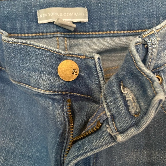 New York &  Co. distressed ankle jeans. Size 10 - Picture 2 of 4